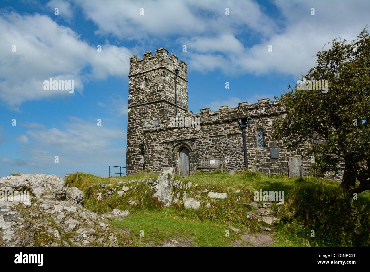 La chiesa parrocchiale di San Michele de Rupe a Brent Tor sul bordo occidentale di Dartmoor, Devon Foto Stock