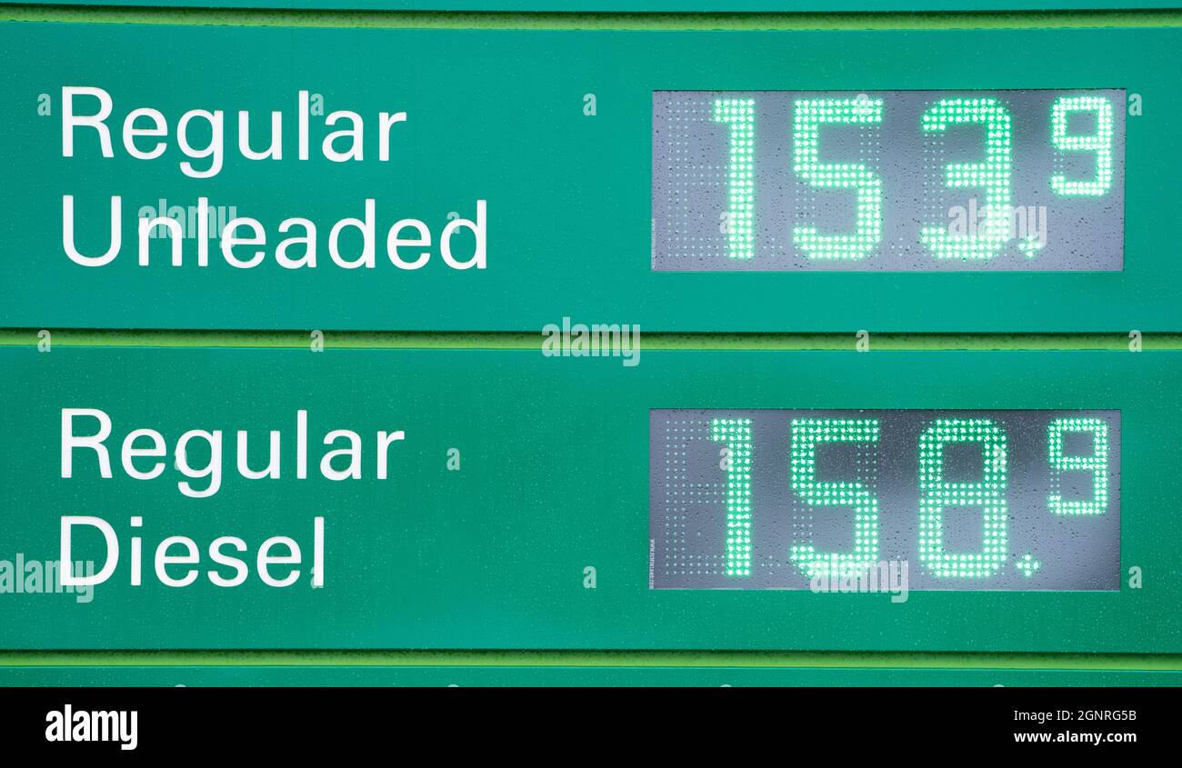 Prezzi del carburante presso una stazione di servizio BP a Wetherby Services vicino a Leeds. Data foto: Lunedì 27 settembre 2021. Foto Stock