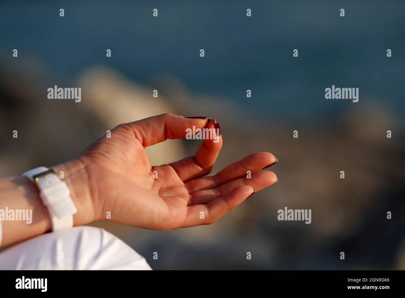 Primo piano mano di giovane donna pratica meditazione in posizione lotus. Yoga. Foto Stock