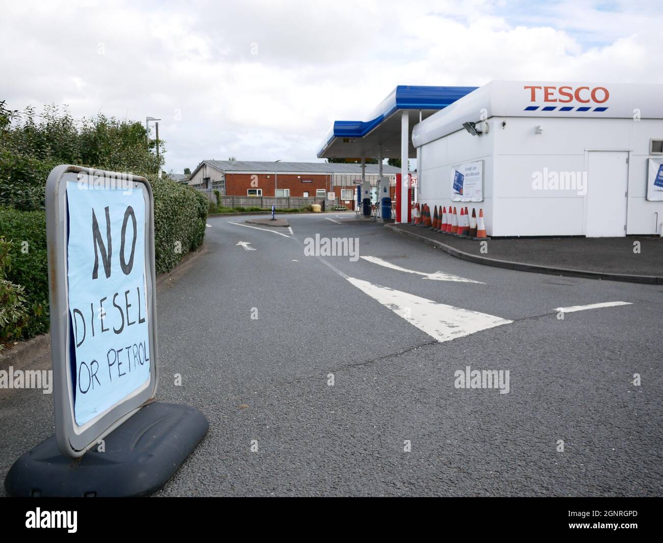 Crisi del trasporto Regno Unito. I mezzi di comunicazione segnalano una carenza di conducenti di HGV per le consegne causa l'esaurimento di diesel e benzina nelle stazioni di rifornimento dopo l'acquisto di panico Foto Stock
