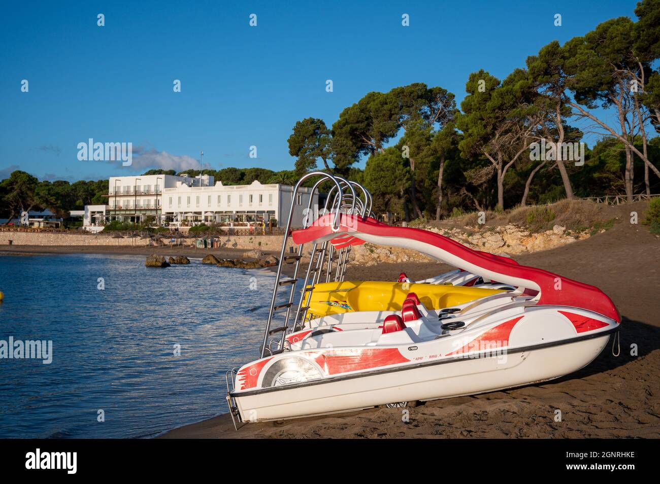 L'Escala catalogna Spagna luglio 22 2019 pedalò a noleggio sulla spiaggia in hotel privato Foto Stock