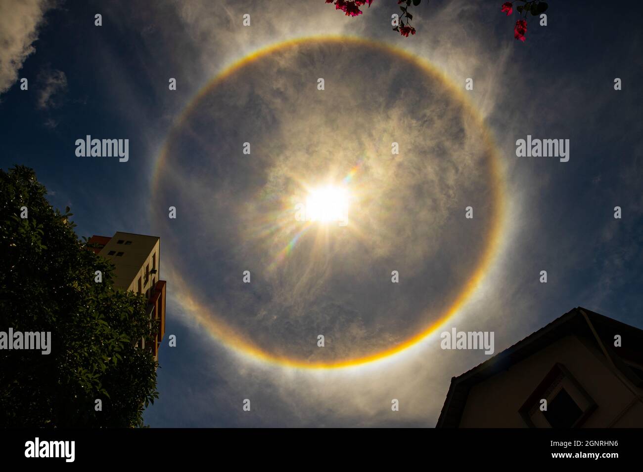 Circoscritto Solar Halo a mezzogiorno a Singapore Foto Stock