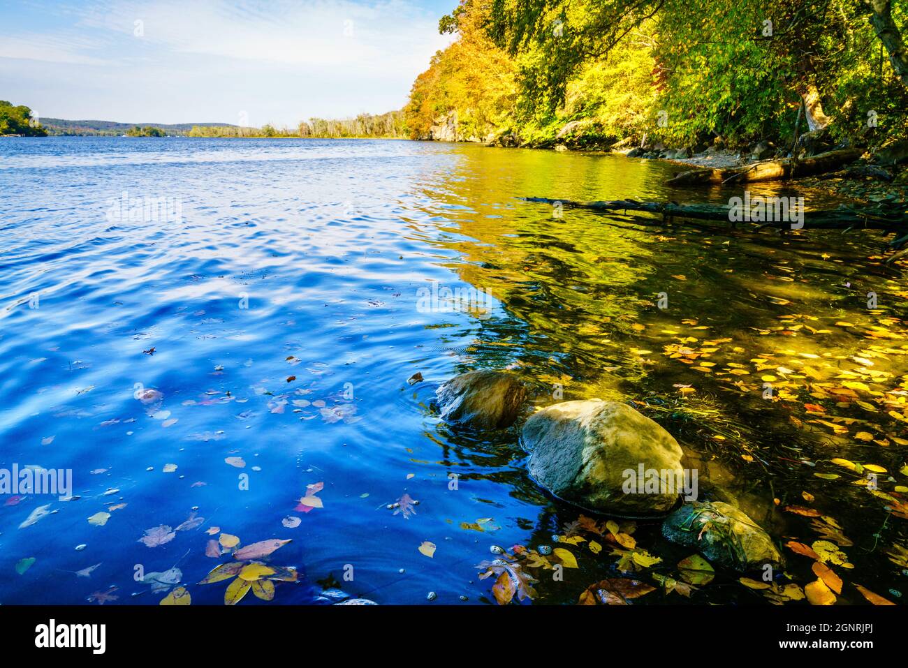 Vista panoramica sul fiume Connecticut in autunno. Parco statale del castello di Gillette Foto Stock