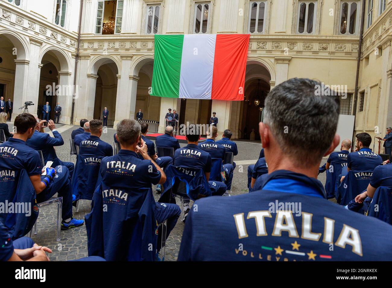 Roma, Italia. 27 settembre 2021. Il Premier italiano riceve i campioni italiani di squadre nazionali di pallavolo maschile e femminile in Europa.Roma (Italia), 27 settembre 2021 Photo Pool Stefano Carofei Insidefoto Credit: Insidefoto srl/Alamy Live News Foto Stock