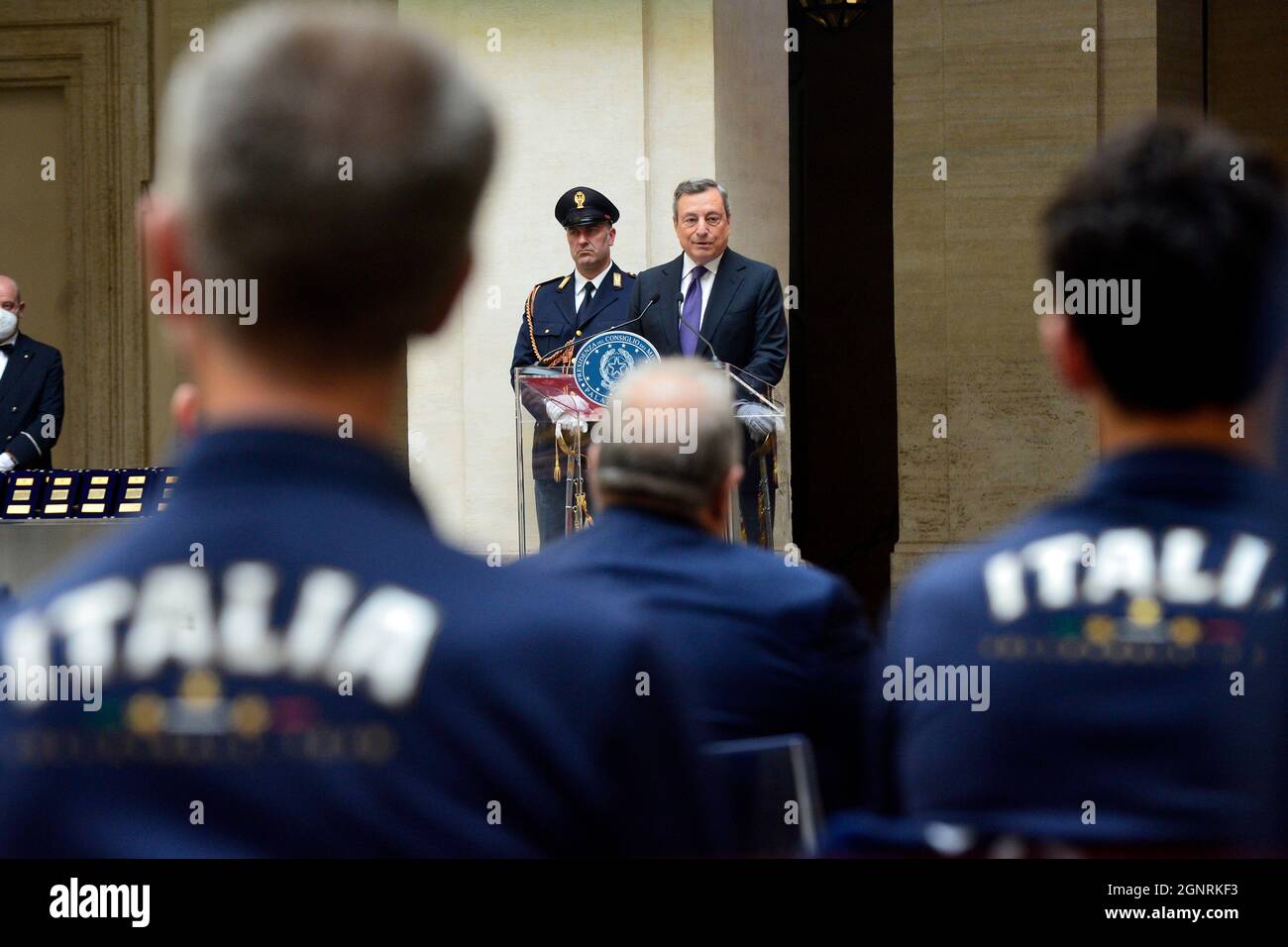 Roma, Italia. 27 settembre 2021. Mario Draghi durante l'incontro con il Premier italiano e le squadre nazionali italiane di pallavolo maschile e femminile campioni d'Europa.Roma (Italia), 27 settembre 2021 Photo Pool Stefano Carofei Insidefoto Credit: Insidefoto srl/Alamy Live News Foto Stock