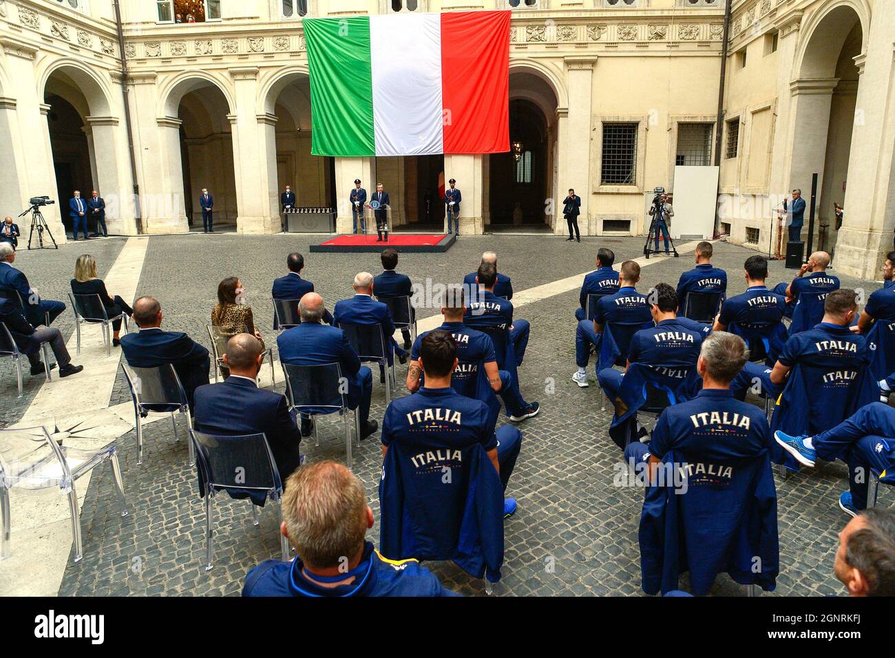 Roma, Italia. 27 settembre 2021. Il Premier italiano riceve i campioni italiani di squadre nazionali di pallavolo maschile e femminile in Europa.Roma (Italia), 27 settembre 2021 Photo Pool Stefano Carofei Insidefoto Credit: Insidefoto srl/Alamy Live News Foto Stock