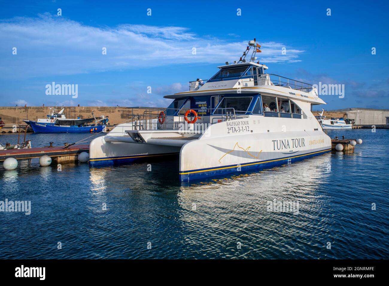 Catamarano per trasferire i passeggeri al Tuna Tour a l'Ametlla de Mar Tarragona Catalogna Spagna. Potete nuotare tra centinaia di tonnate del Bluefin Mediterraneo Foto Stock