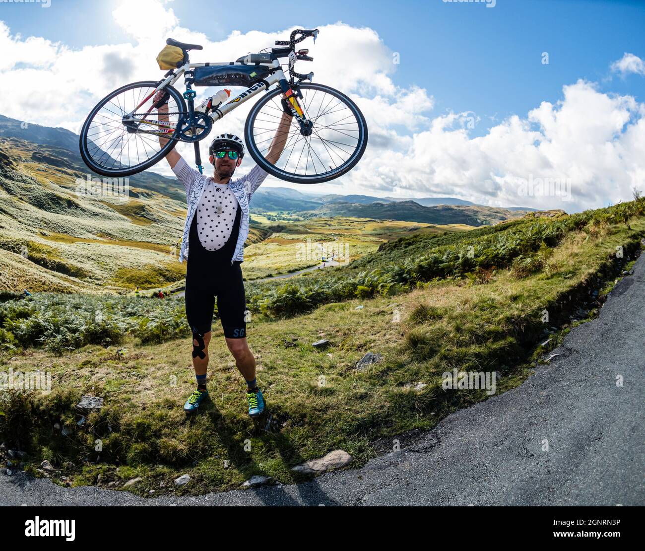Ciclista a velocità singola nel Fred Whitton Challenge, Hardknott Pass, Cumbria. Foto Stock