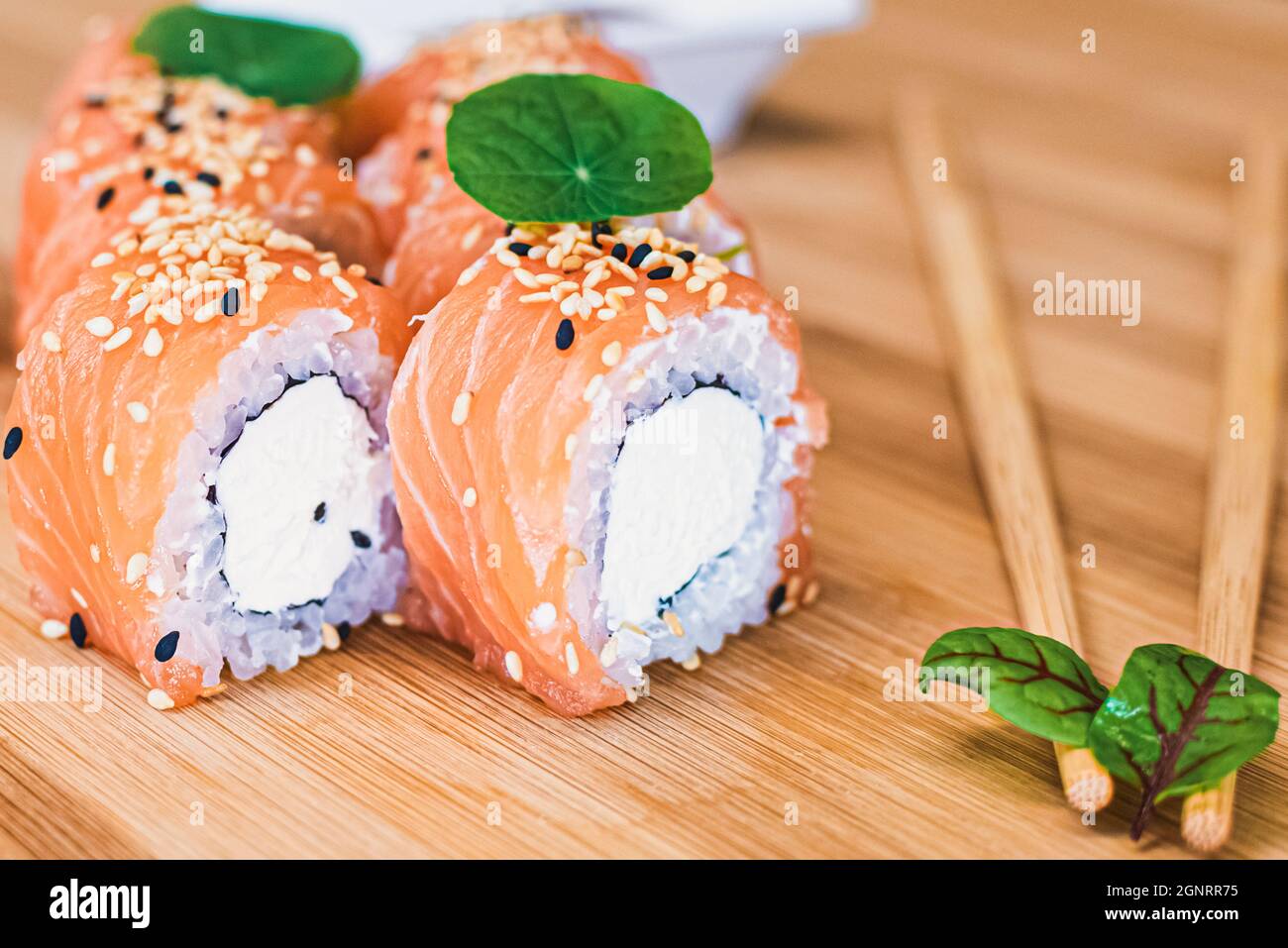 Vari tipi di sushi food serviti su un banco in legno Foto Stock