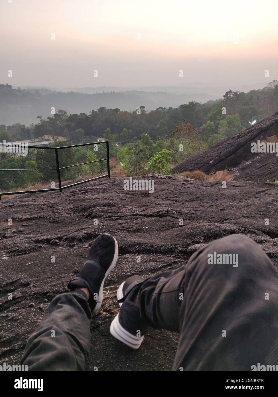 punto di vista sulla cima di una collina tagliata di roccia nera con alba Foto Stock