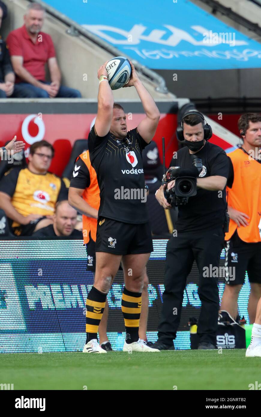 25.09.2021 Coventry, Inghilterra. Tom Crase, nella sua centesima apparizione per Wasps, lancia la fila durante la prima partita di round 2 tra Wasps rfc e Bristol Bears rfc. © Phil Hutchinson/Alamy Live News Foto Stock