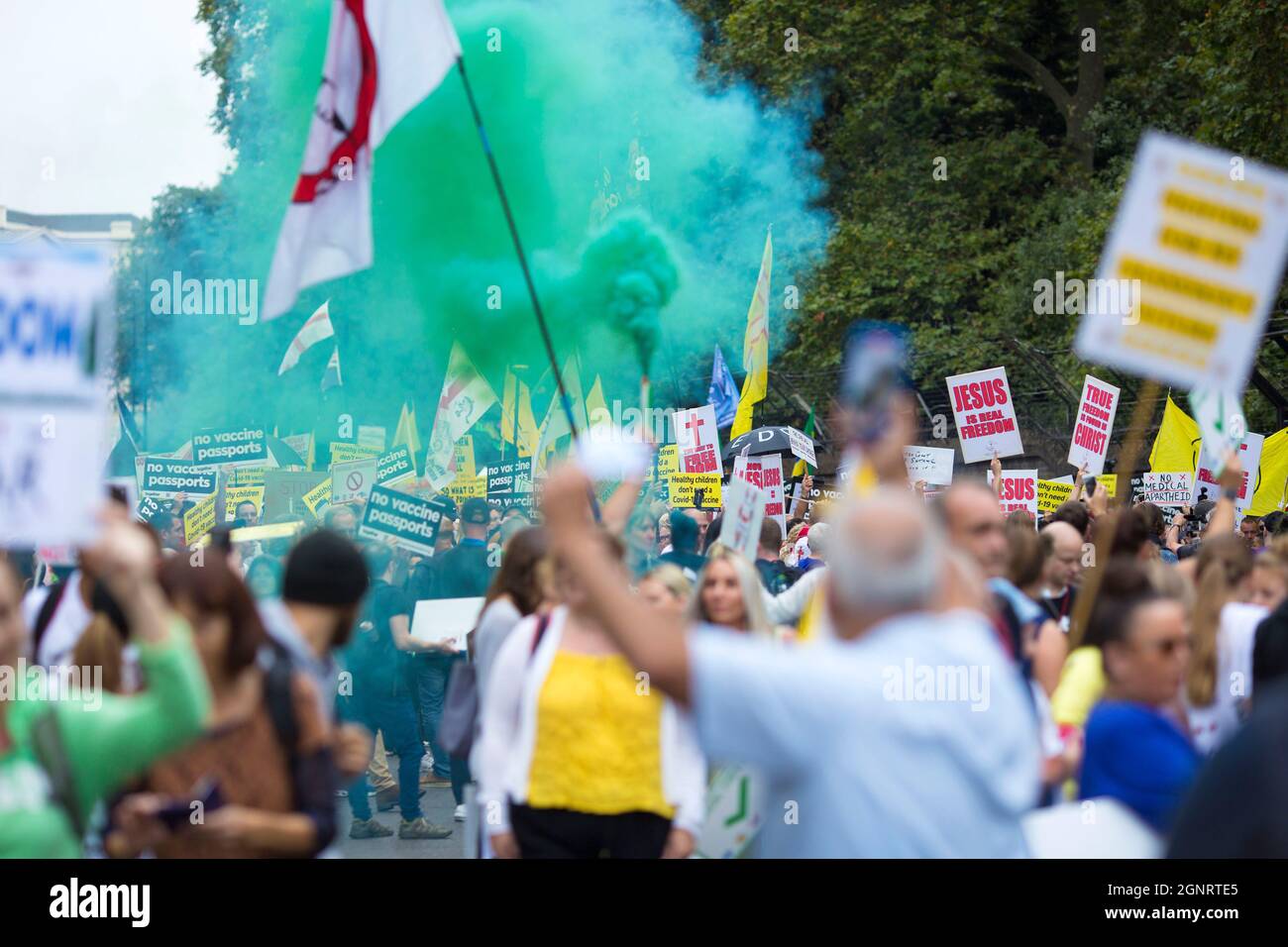 La gente si riunisce e marcia durante una marcia di libertà medica contro il 'piano B' del governo a Londra, sabato 25 settembre 2021. Foto Stock