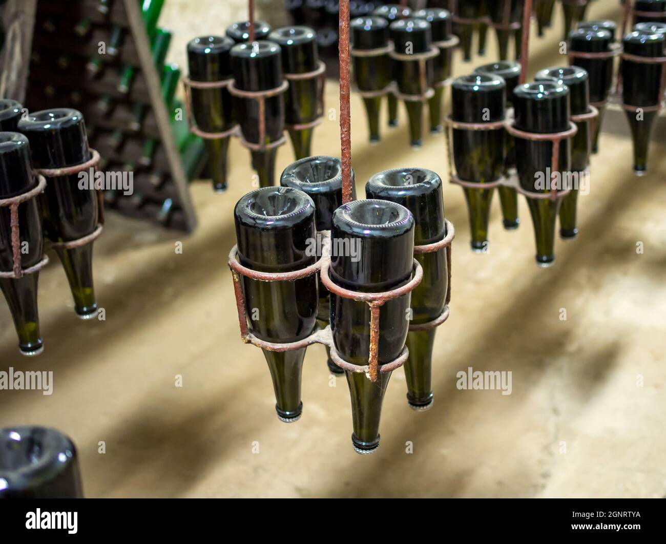 Appendiabiti per il trasporto di bottiglie di champagne. Esposizione della fabbrica di champagne Novy Svet Foto Stock