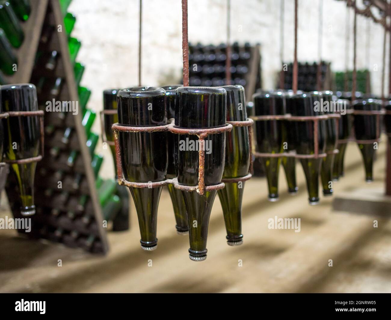Frammento di una linea di trasporto per la preparazione dello champagne. Esposizione della fabbrica di champagne Novy Svet Foto Stock
