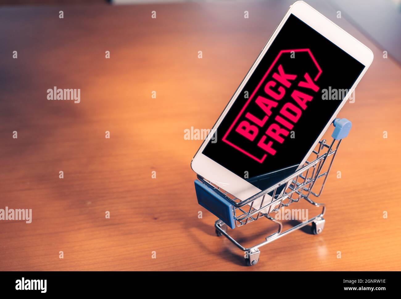 Smartphone con Black Friday sullo schermo all'interno di un piccolo  carrello, concetto di shopping online Foto stock - Alamy