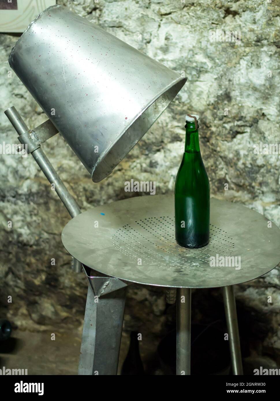 Tabella di sgorga. Esposizione della fabbrica di champagne Novy Svet Foto Stock