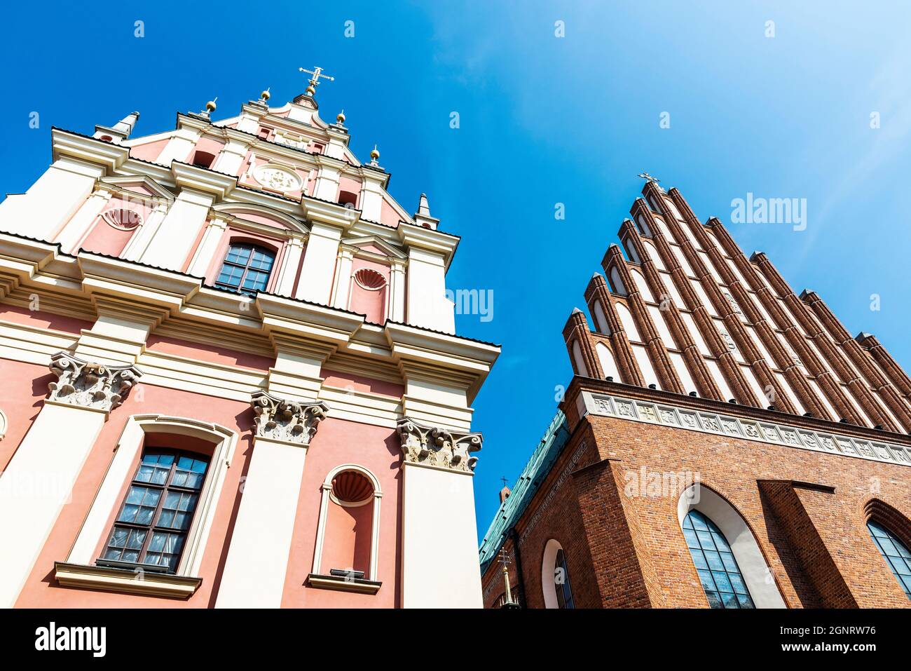 Facciata della Chiesa Gesuita o Chiesa della graziosa Madre di Dio e l'Archcattedrale di San Giovanni nel centro storico di Varsavia, in Polonia Foto Stock