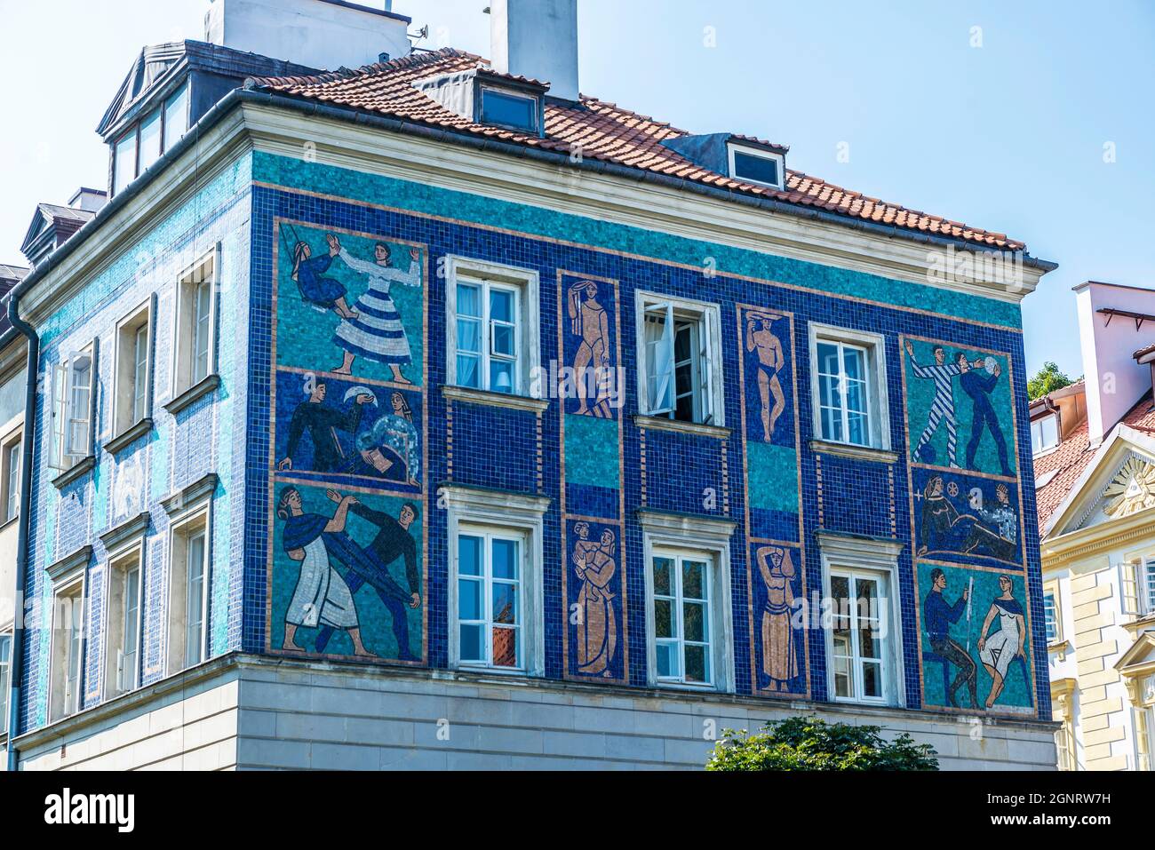 Facciata di un antico edificio classico decorato con mosaici di figure umane nella città vecchia di Varsavia, Polonia Foto Stock
