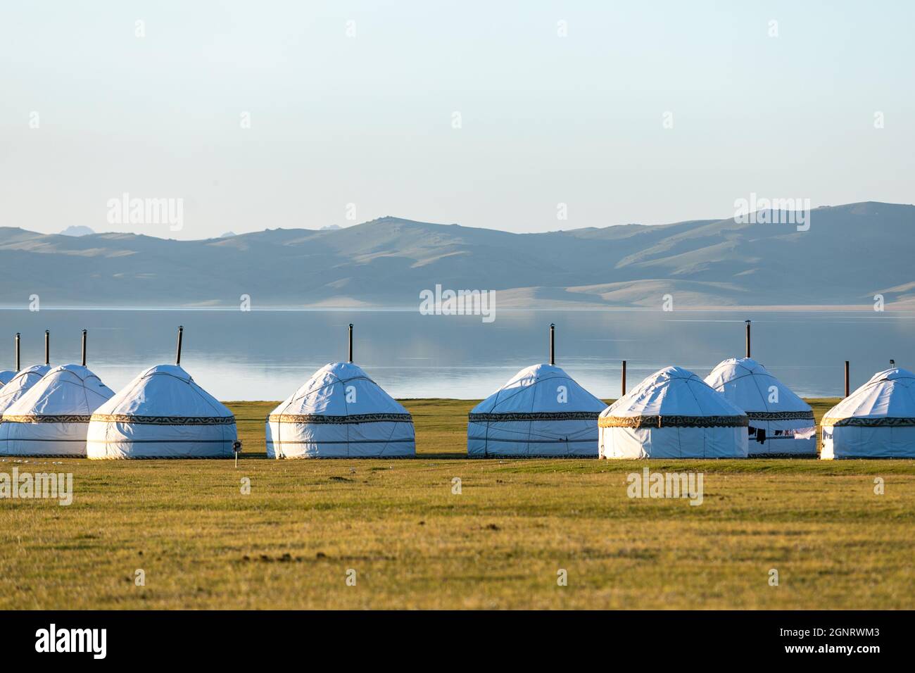 Il nomade tradizionale dell'Asia Centrale yurts sulla riva del lago Foto Stock