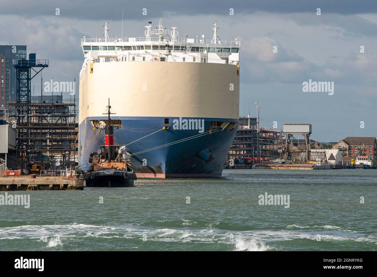 Southampton banchine, Inghilterra, Regno Unito. 2021. Nave portaerei e terminale a più piani per lo stoccaggio a breve termine dei veicoli esportati o importati. Foto Stock