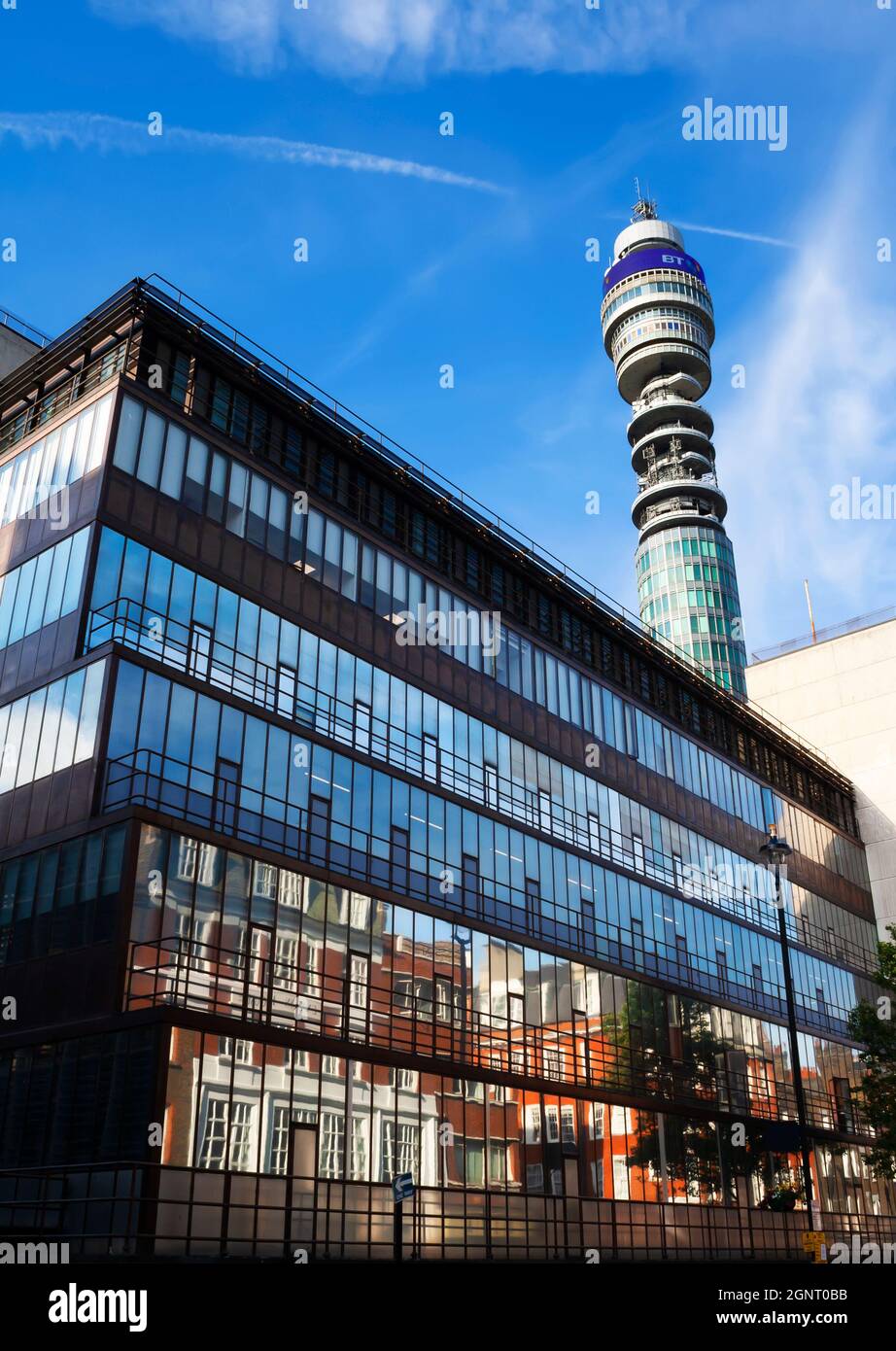 Uno degli edifici dell'Università di Westminster con la BT Tower sullo sfondo Foto Stock