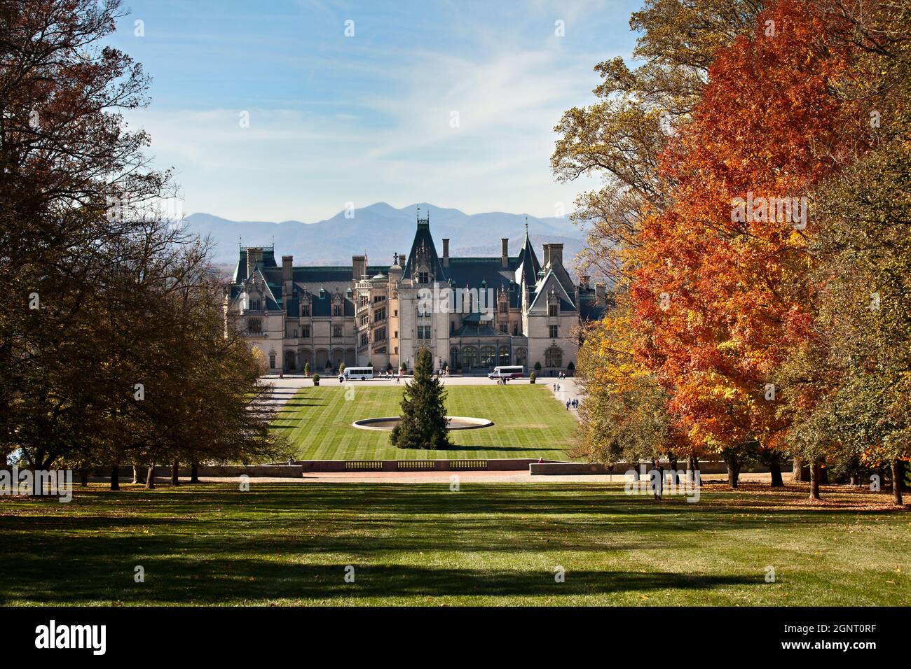 Il Biltmore Estate, proprietà privata della famiglia Vanderbilt durante l'autunno ad Asheville, Carolina del Nord. La casa è la più grande casa privata in America con oltre 250 camere. Foto Stock