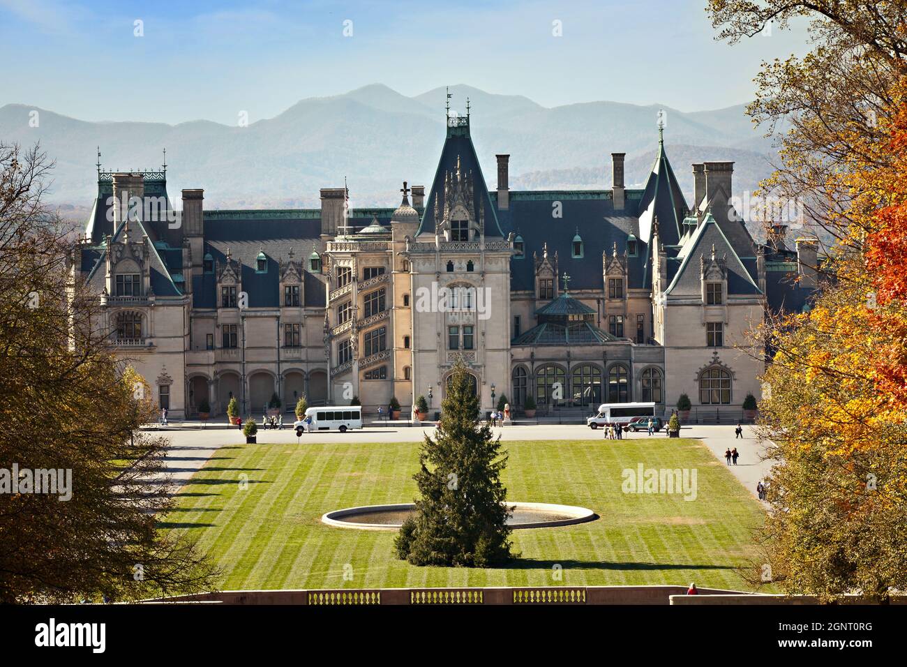 Il Biltmore Estate, proprietà privata della famiglia Vanderbilt durante l'autunno ad Asheville, Carolina del Nord. La casa è la più grande casa privata in America con oltre 250 camere. Foto Stock