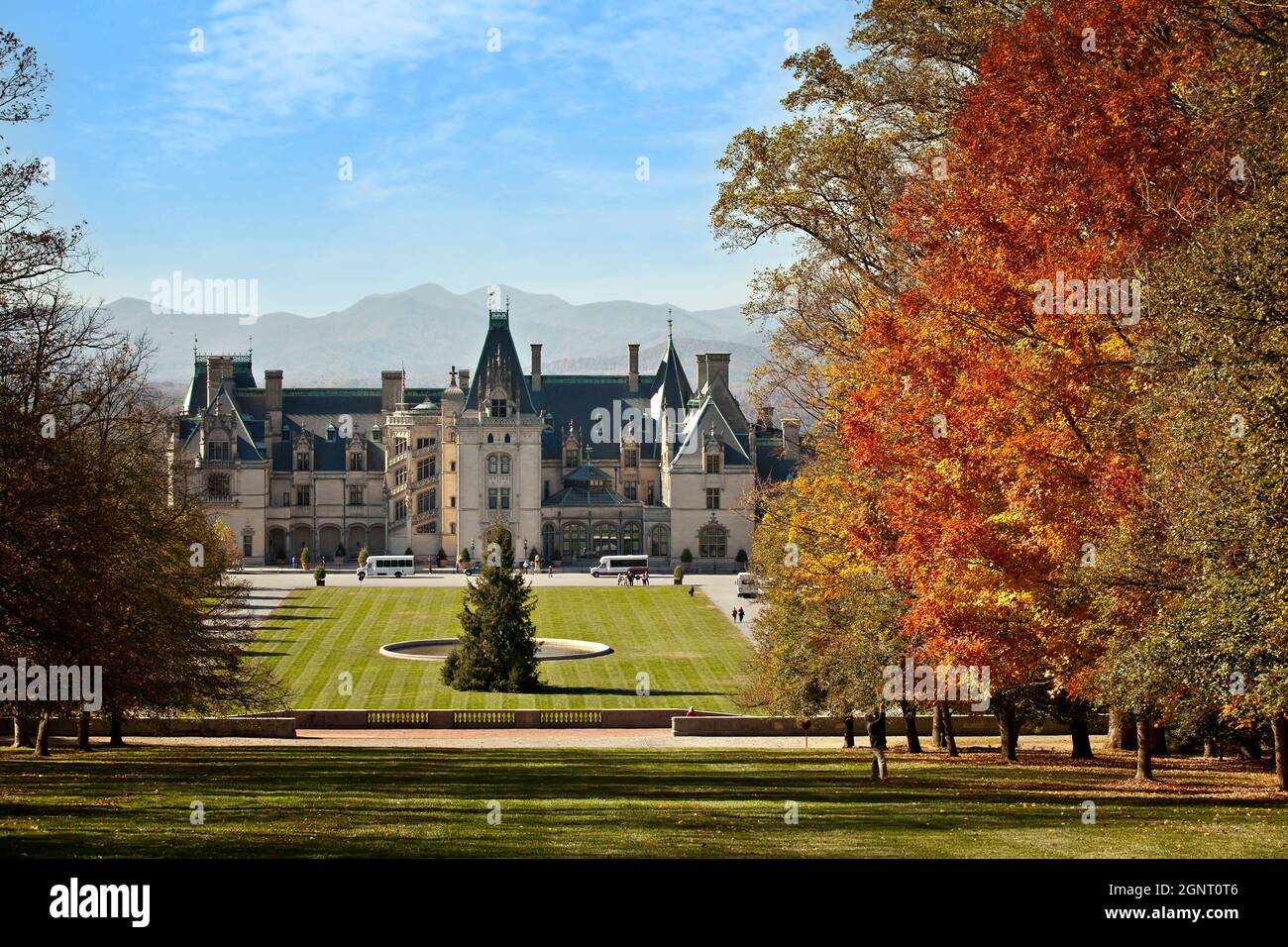 Il Biltmore Estate, proprietà privata della famiglia Vanderbilt durante l'autunno ad Asheville, Carolina del Nord. La casa è la più grande casa privata in America con oltre 250 camere. Foto Stock