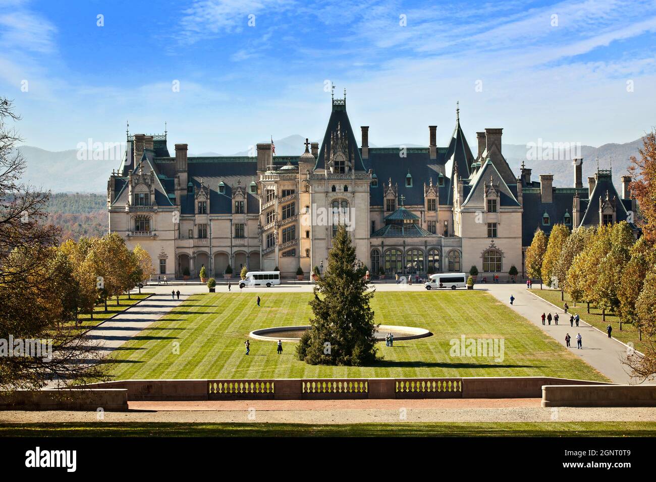 Il Biltmore Estate, proprietà privata della famiglia Vanderbilt durante l'autunno ad Asheville, Carolina del Nord. La casa è la più grande casa privata in America con oltre 250 camere. Foto Stock