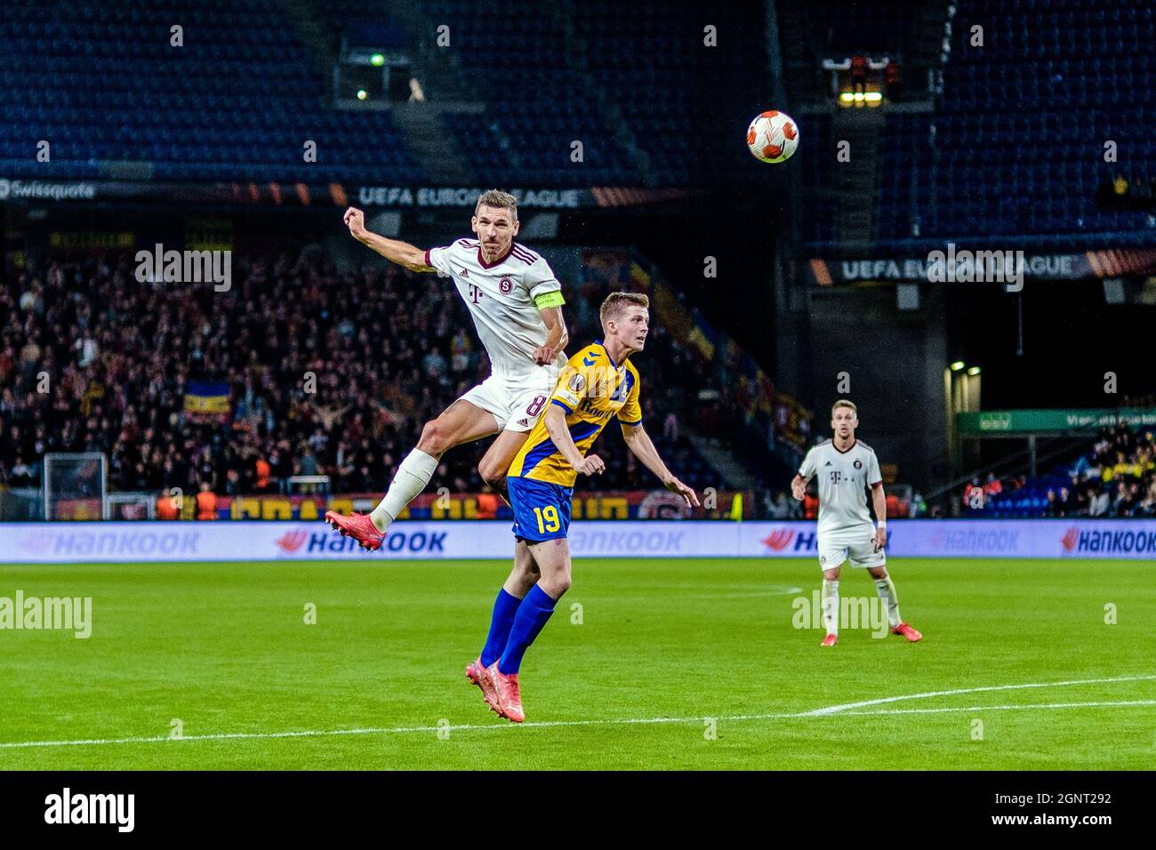 Broendby, Danimarca. 16 settembre 2021. David Pavelka (8) di Sparta Prague e Morten Frendrup (19) di Seen durante la partita della UEFA Europa League tra Broendby IF e Sparta Prague allo Stadion Broendby di Broendby. (Photo credit: Gonzales Photo - Robert Hendel). Foto Stock