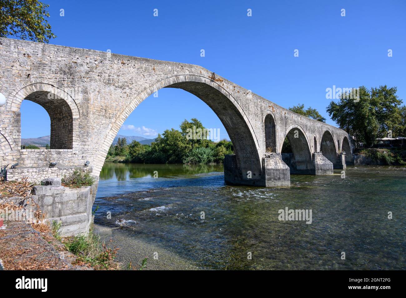 Il famoso ponte in pietra ottomano di Arta costruito nei primi anni del XVII secolo, su fondazioni romane e medieavali, comune di Arta, Epiro, Grecia. Foto Stock