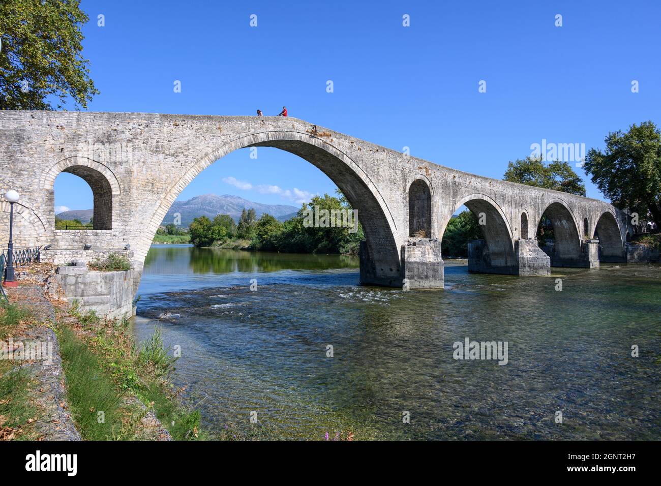 Il famoso ponte in pietra ottomano di Arta costruito nei primi anni del XVII secolo, su fondazioni romane e medieavali, comune di Arta, Epiro, Grecia. Foto Stock