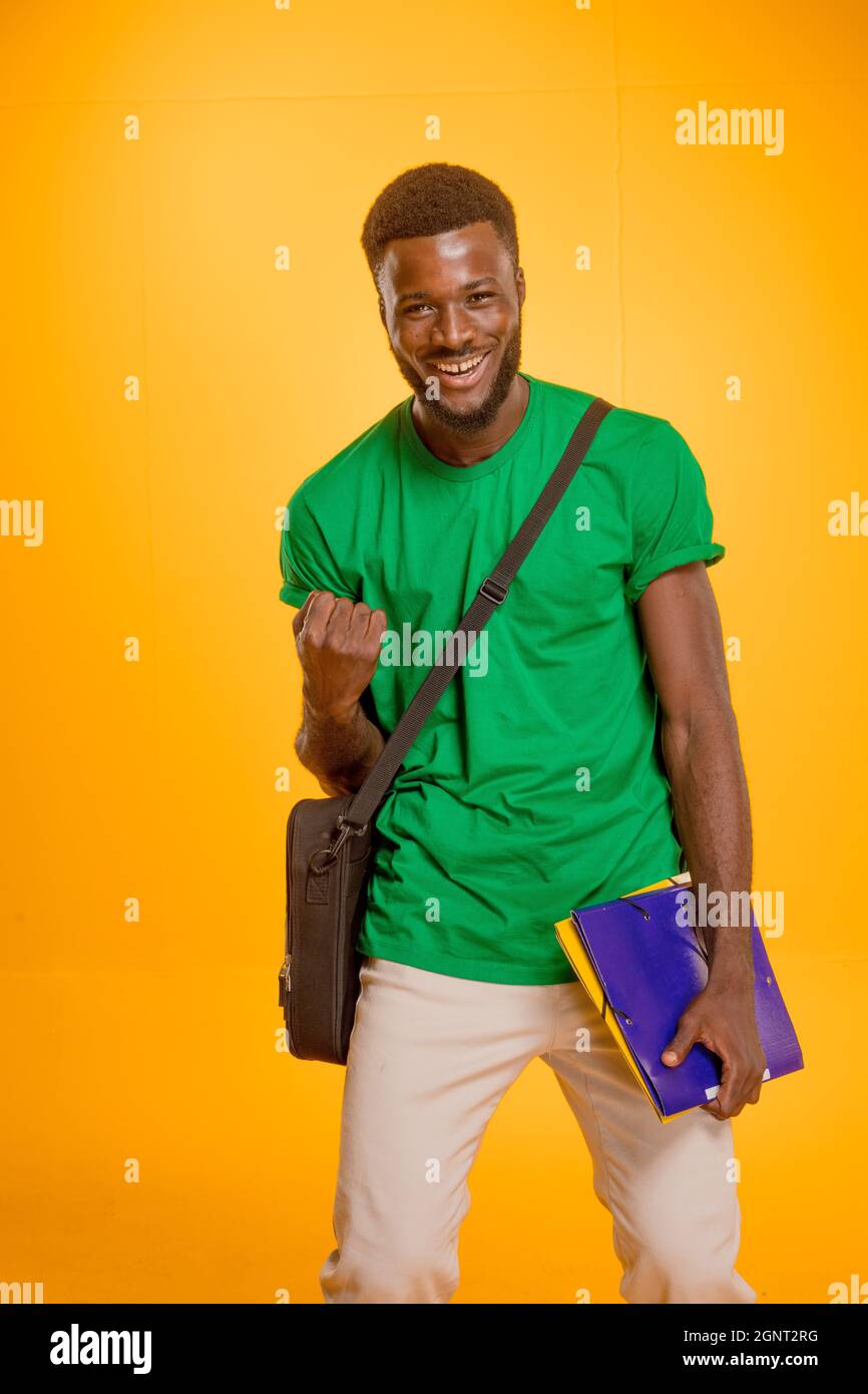 étudiant victorieux ayant un sac sur le côté Foto Stock