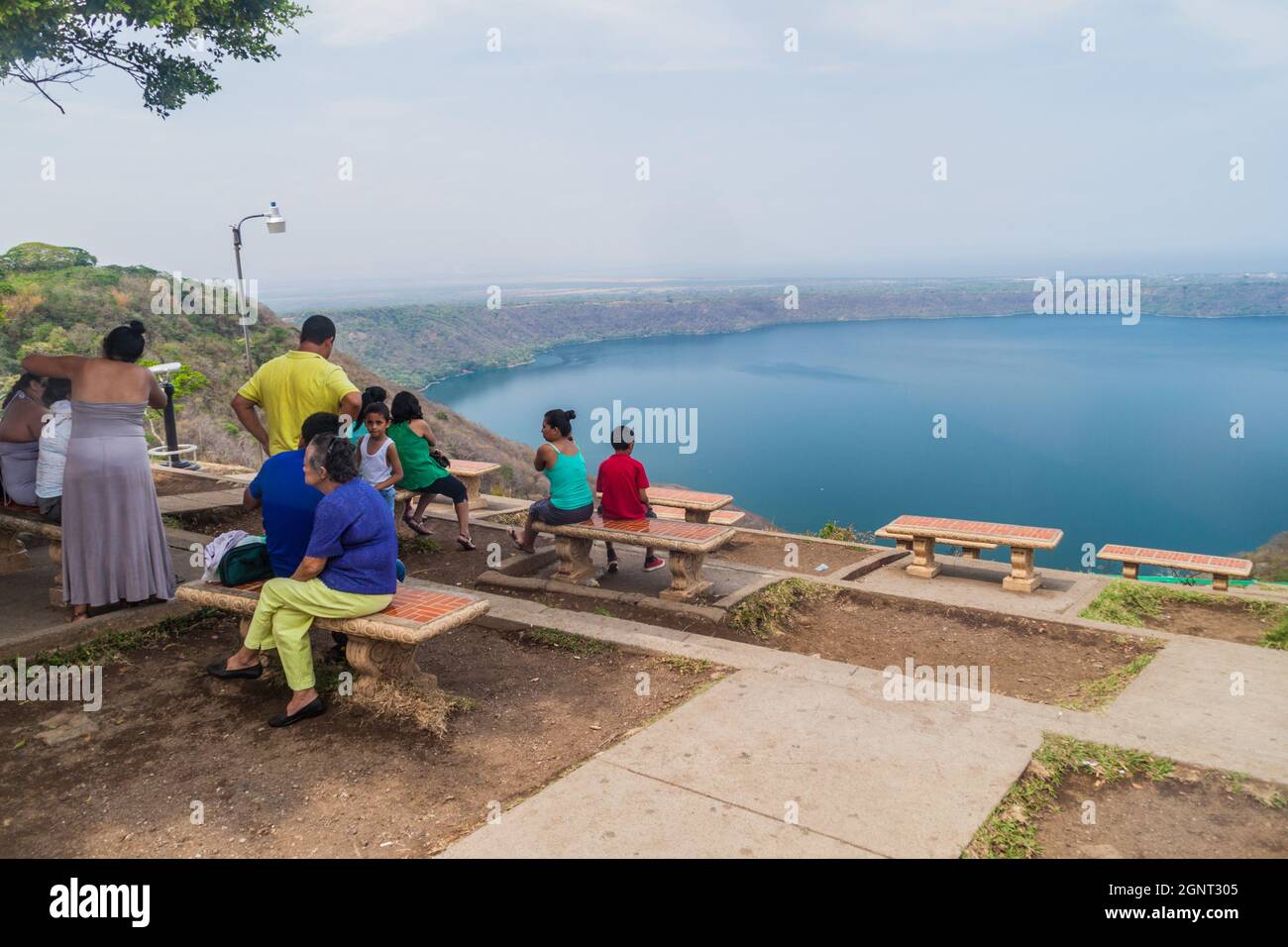 CATARINA, NICARAGUA - 29 APRILE 2016: Persone in un punto panoramico sul lago Laguna de Apoyo, Nicaragua Foto Stock