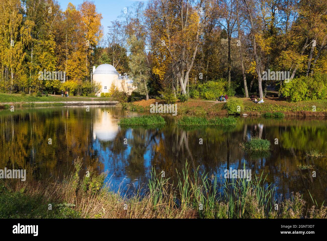 Riflessi del padiglione Cold Bath, Pavlovsk Park, Pavlovsk, vicino a San Pietroburgo, Russia Foto Stock