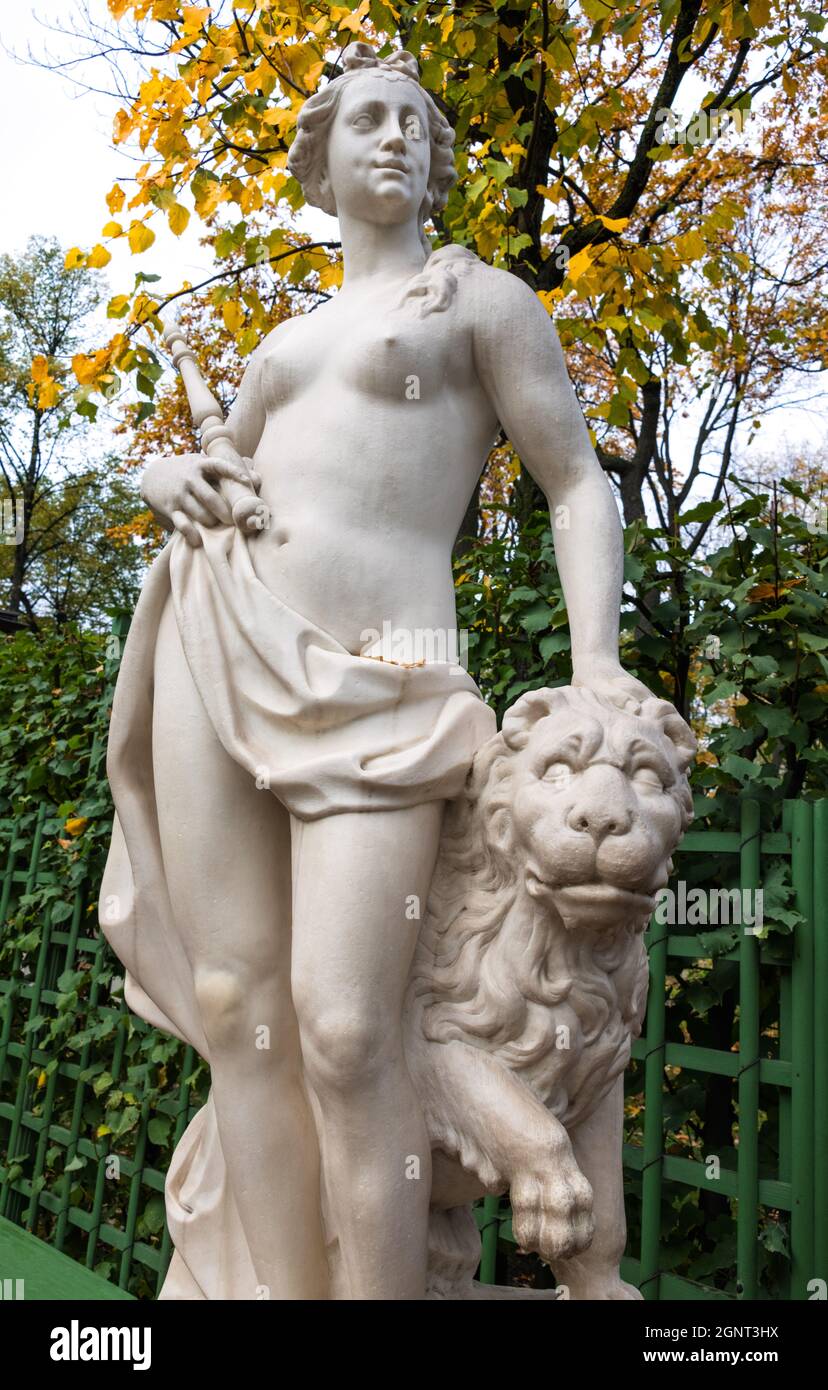 Una scultura in marmo nel Giardino d'Estate (Letniy Sad), San Pietroburgo, Russia Foto Stock