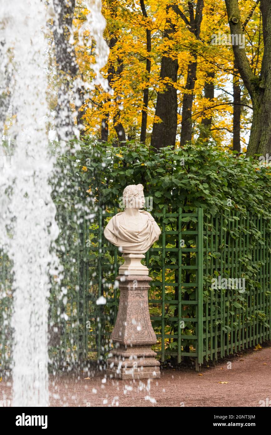 Sculture e fontane del Giardino d'Estate (Letniy Sad) in autunno, San Pietroburgo, Russia Foto Stock