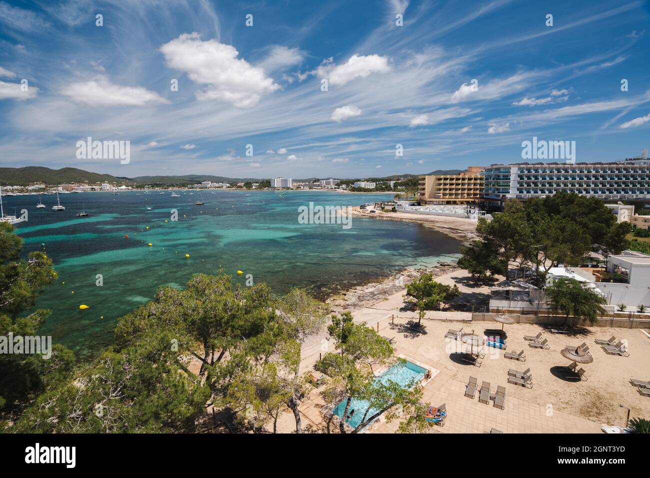 Vista sulla spiaggia e alberghi sulla riva, isola di Ibiza, Spagna Foto Stock