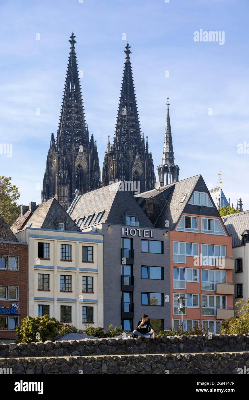 Edifici storici e cattedrale medievale a Colonia, in Germania Foto Stock