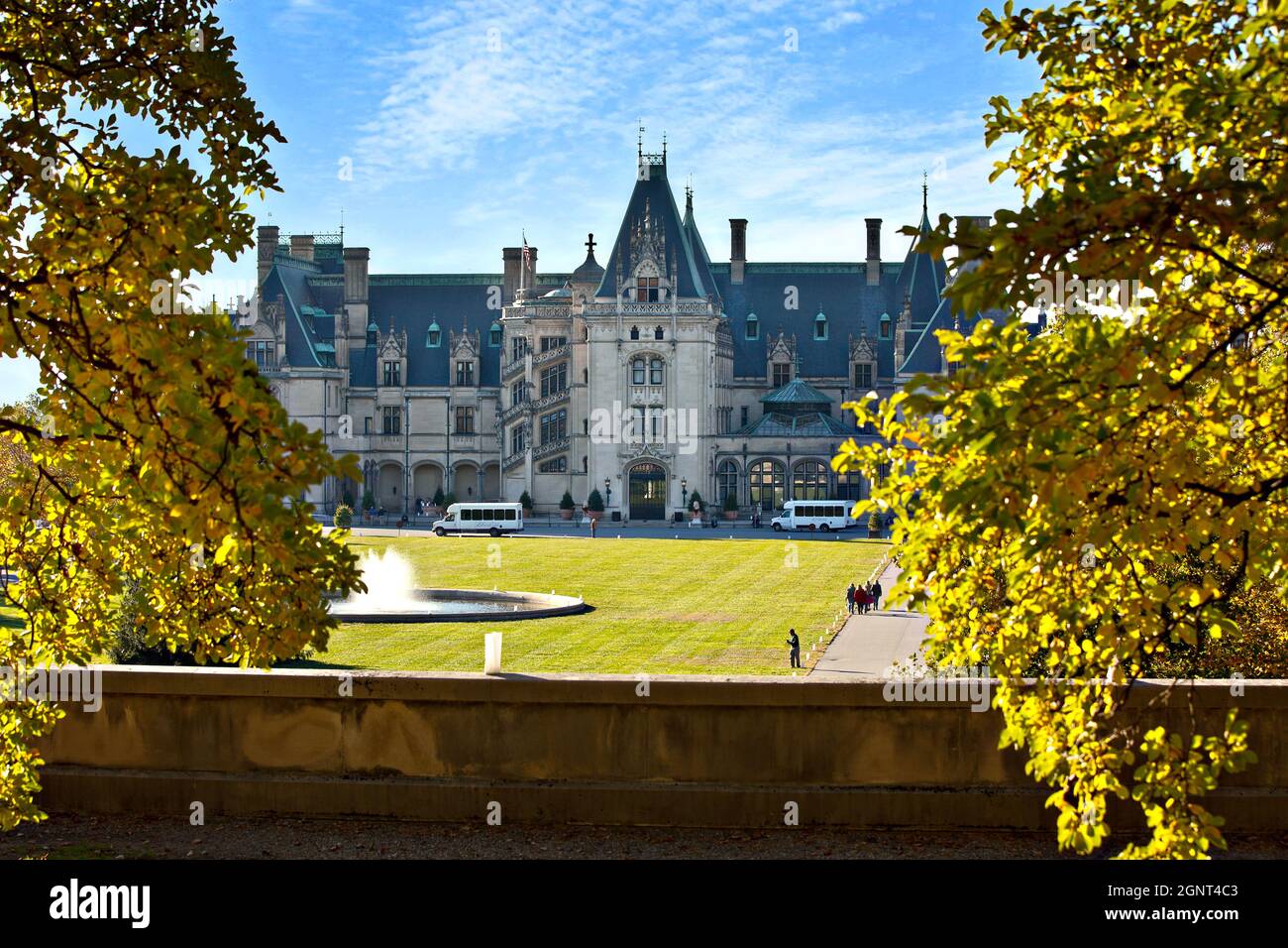 Il Biltmore Estate, proprietà privata della famiglia Vanderbilt durante l'autunno ad Asheville, Carolina del Nord. La casa è la più grande casa privata in America con oltre 250 camere. Foto Stock