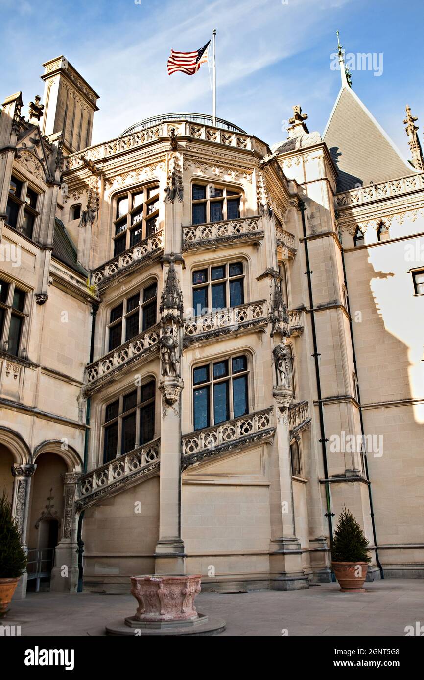Il Biltmore Estate, proprietà privata della famiglia Vanderbilt durante l'autunno ad Asheville, Carolina del Nord. La casa è la più grande casa privata in America con oltre 250 camere. Foto Stock