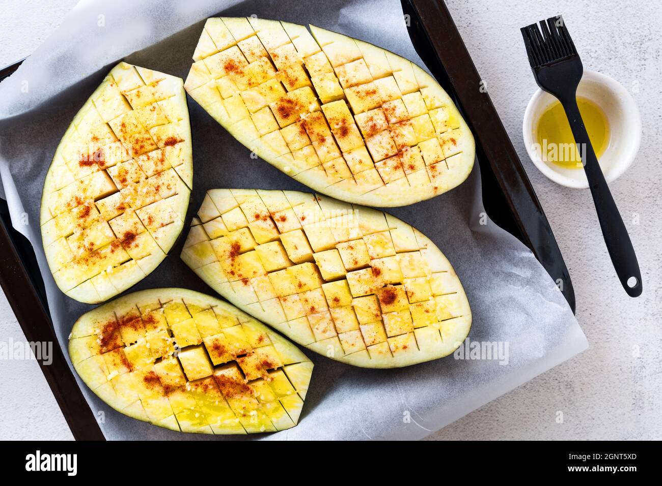melanzane, pronte da cuocere, su una teglia da forno Foto Stock