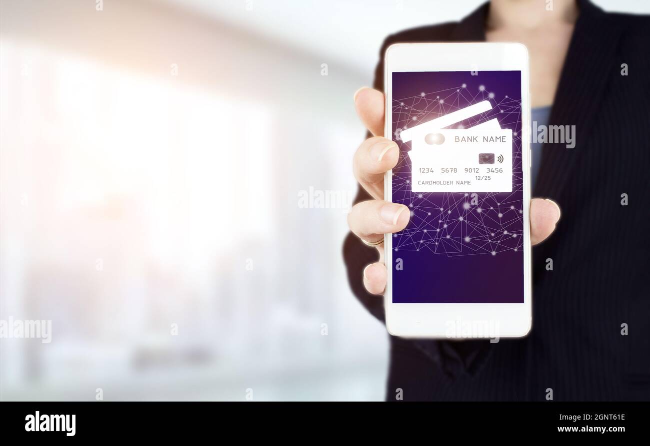 Icona della carta di credito connessione di rete su sfondo schermo virtuale, tecnologia aziendale. Smartphone bianco portatile con ologramma digitale carta di credito si Foto Stock