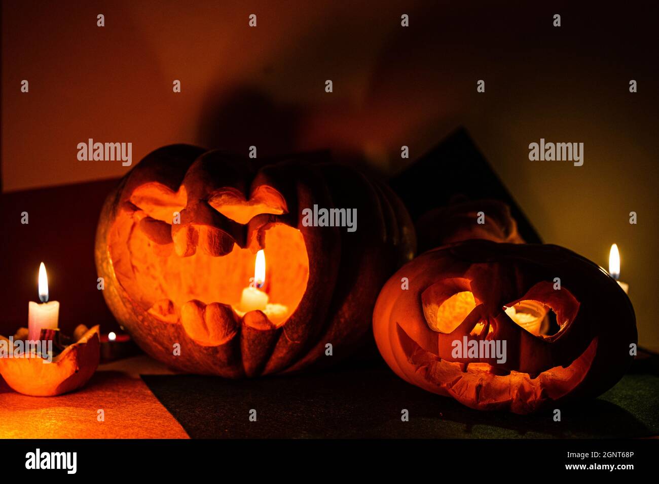 due zucche lucenti intagliate con facce divertenti. Foto Stock