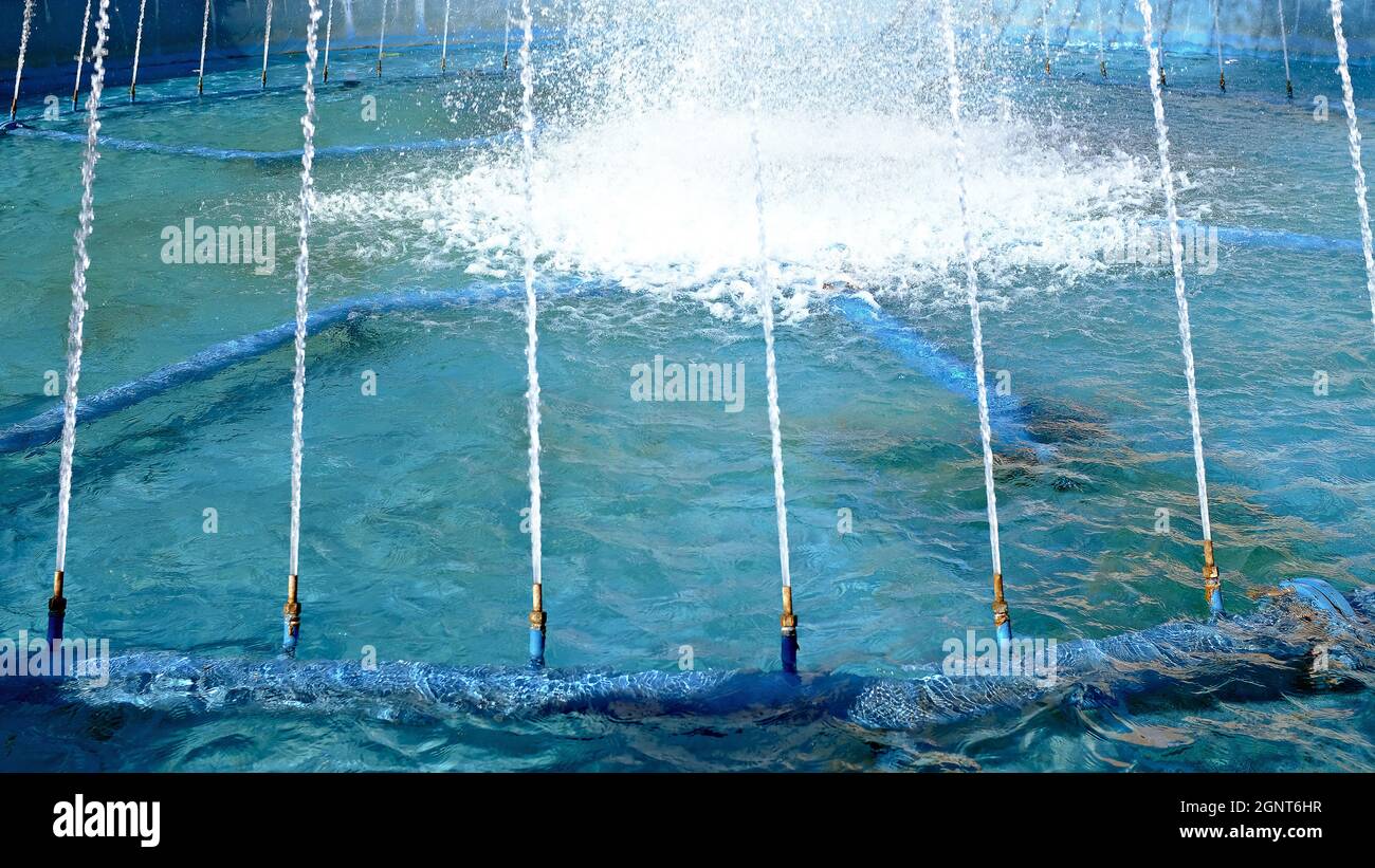 fontana rotonda da vicino. fontana rotonda con acqua turchese limpida Foto Stock