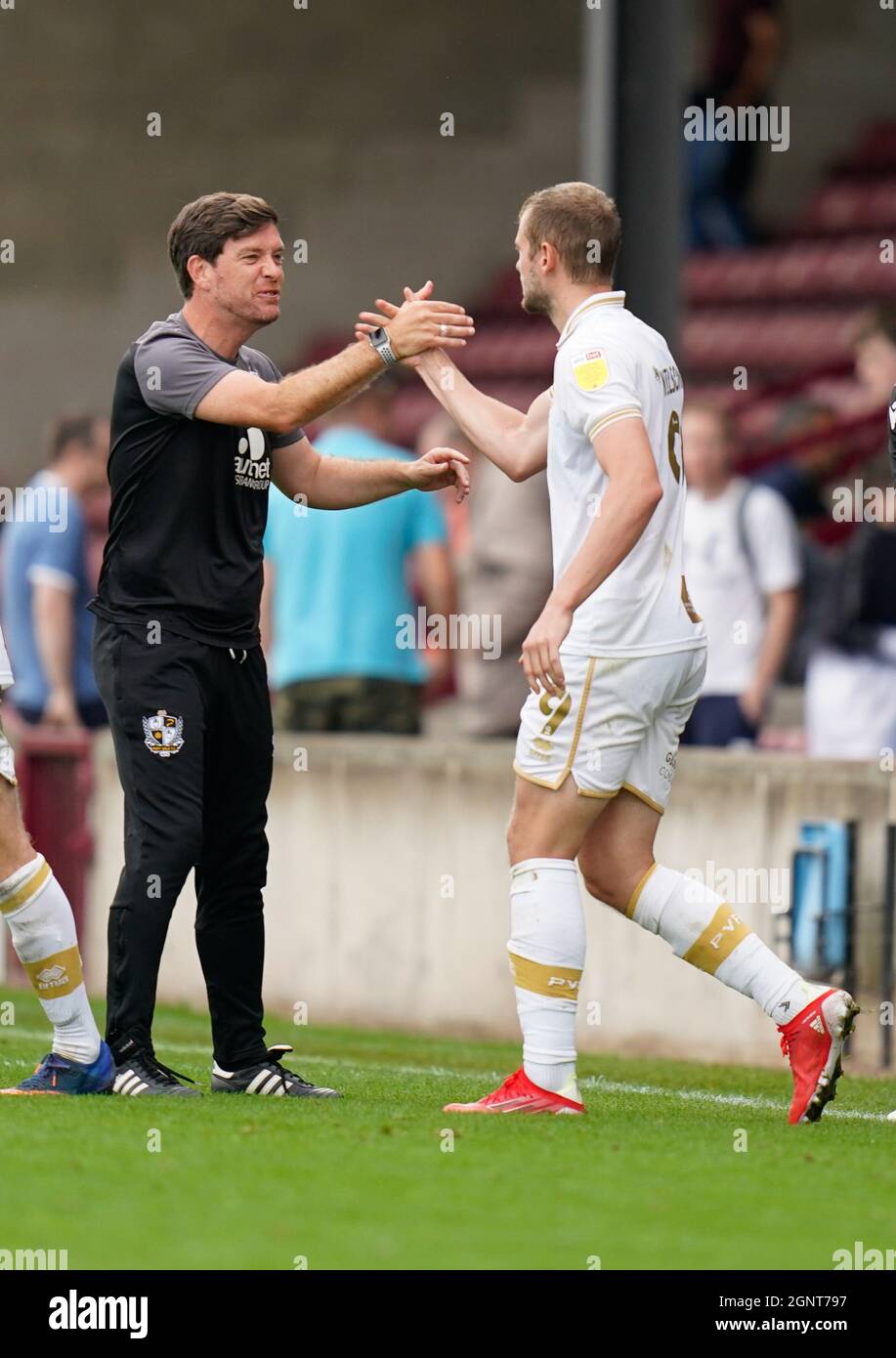 Il manager di Port vale Darrell Clarke festeggia con James Wilson dopo la vittoria del 1-0 immagine di Steve Flynn/AHPIX.com, Calcio: SkyBet League 2 Match Scun Foto Stock