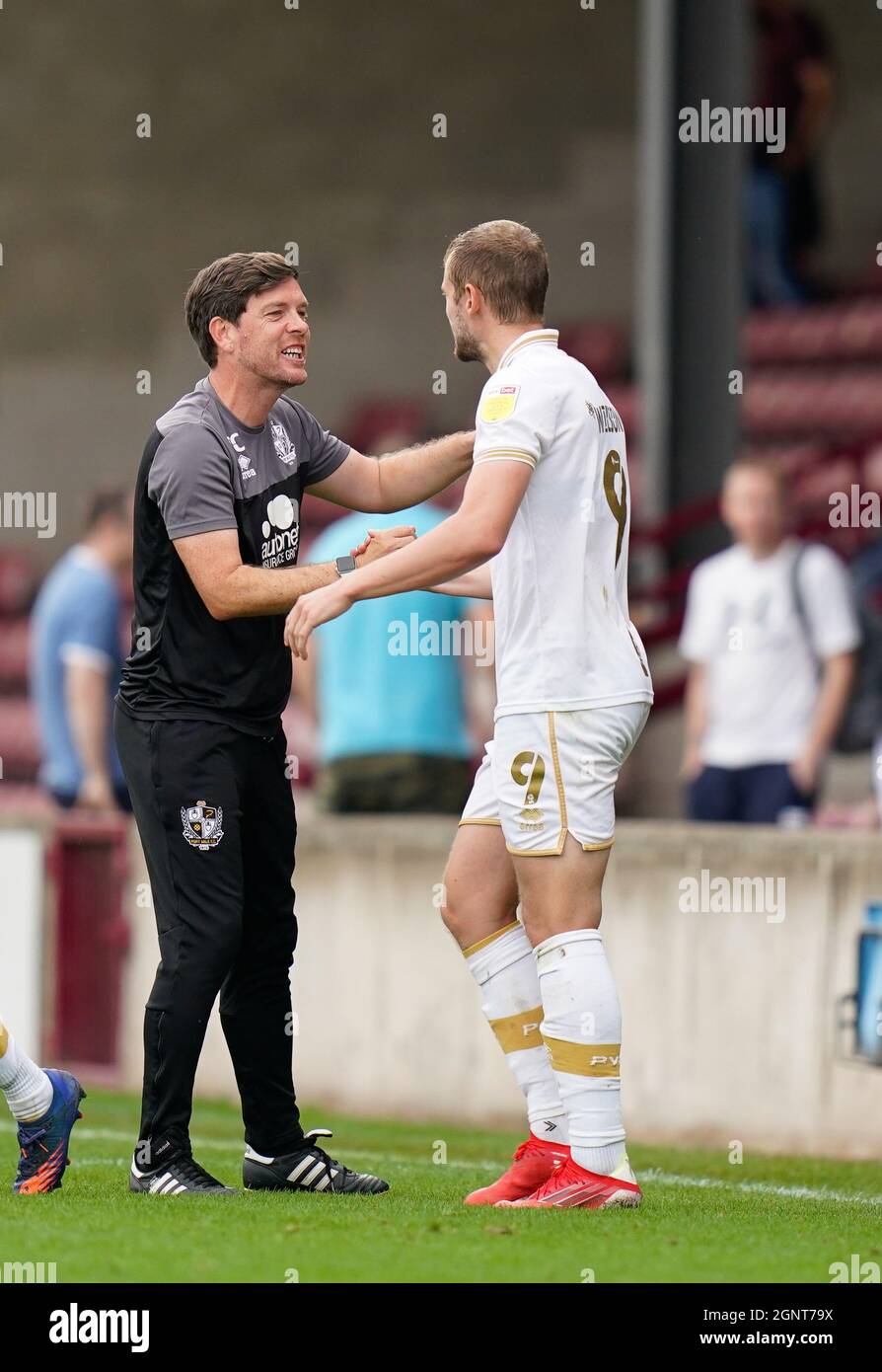 Il manager di Port vale Darrell Clarke festeggia con James Wilson dopo la vittoria del 1-0 immagine di Steve Flynn/AHPIX.com, Calcio: SkyBet League 2 Match Scun Foto Stock