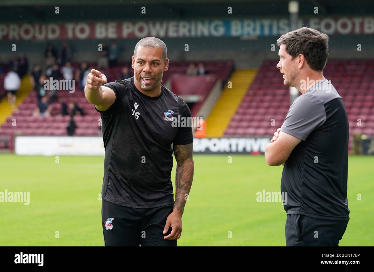 Nathan Stanton parla con il manager di Port vale Darrell Clarke prima del gioco immagine di Steve Flynn/AHPIX.com, Football: SkyBet Lea Foto Stock