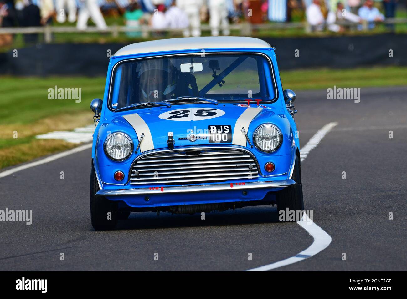 Jonny Adam, Barry Sime, Morris Mini Cooper S, John Whitmore Trophy, Goodwood Revival 2021, Goodwood, Chichester, West Sussex, Inghilterra, settembre 2021. Foto Stock