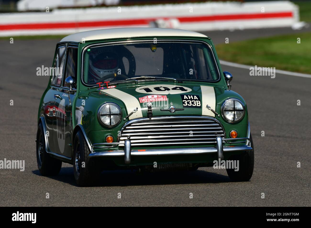 Chris Middlehurst, Romain Dumas, Morris Mini Cooper S, John Whitmore Trophy, Goodwood Revival 2021, Goodwood, Chichester, Sussex occidentale, Inghilterra, Settem Foto Stock